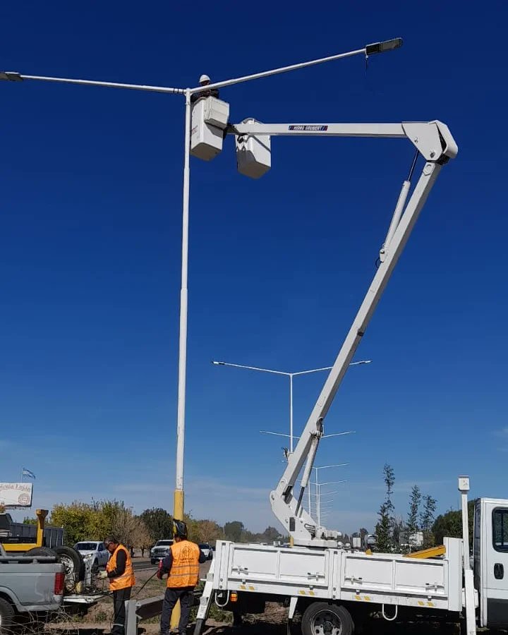 RubenInfanteDPV's tweet photo. Seguimos trabajando en la restitución del servicio lumínico en acceso sur.
📍Tramo Juan Jose Paso/Boedo.
Seguimos trabajando para mejorar el tránsito de la provincia.💪
#DPV #trabajo #calidad #cuidadania #vialidadprovincial https://t.co/7C64jdW72F