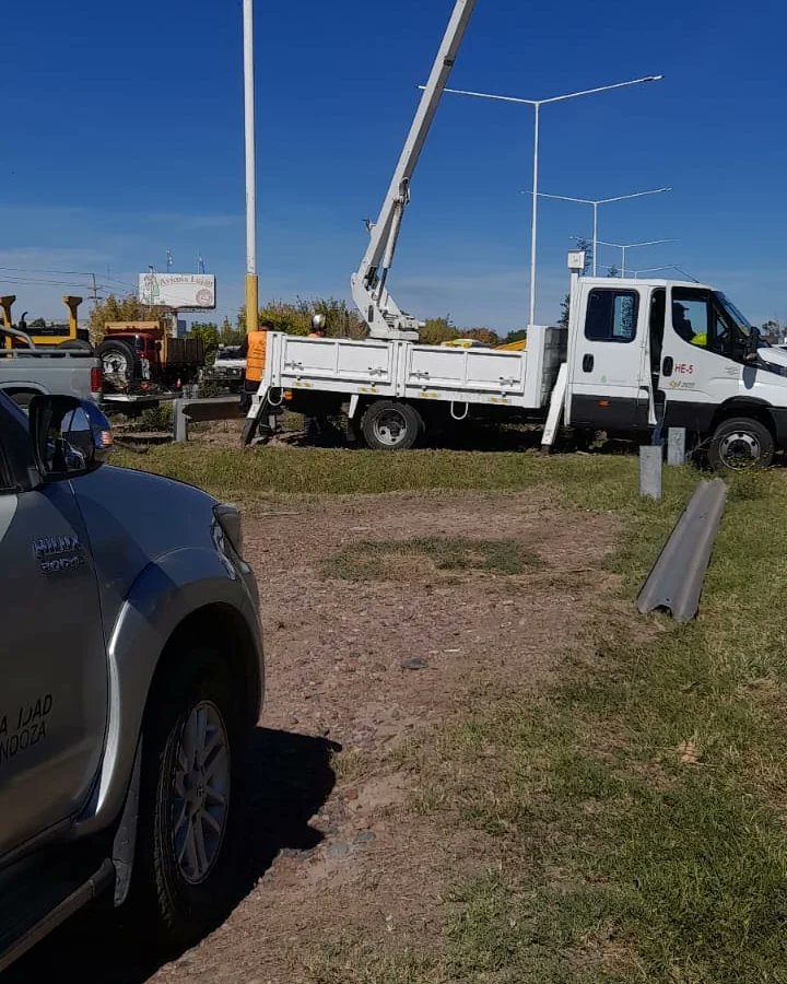 RubenInfanteDPV's tweet photo. Seguimos trabajando en la restitución del servicio lumínico en acceso sur.
📍Tramo Juan Jose Paso/Boedo.
Seguimos trabajando para mejorar el tránsito de la provincia.💪
#DPV #trabajo #calidad #cuidadania #vialidadprovincial https://t.co/7C64jdW72F