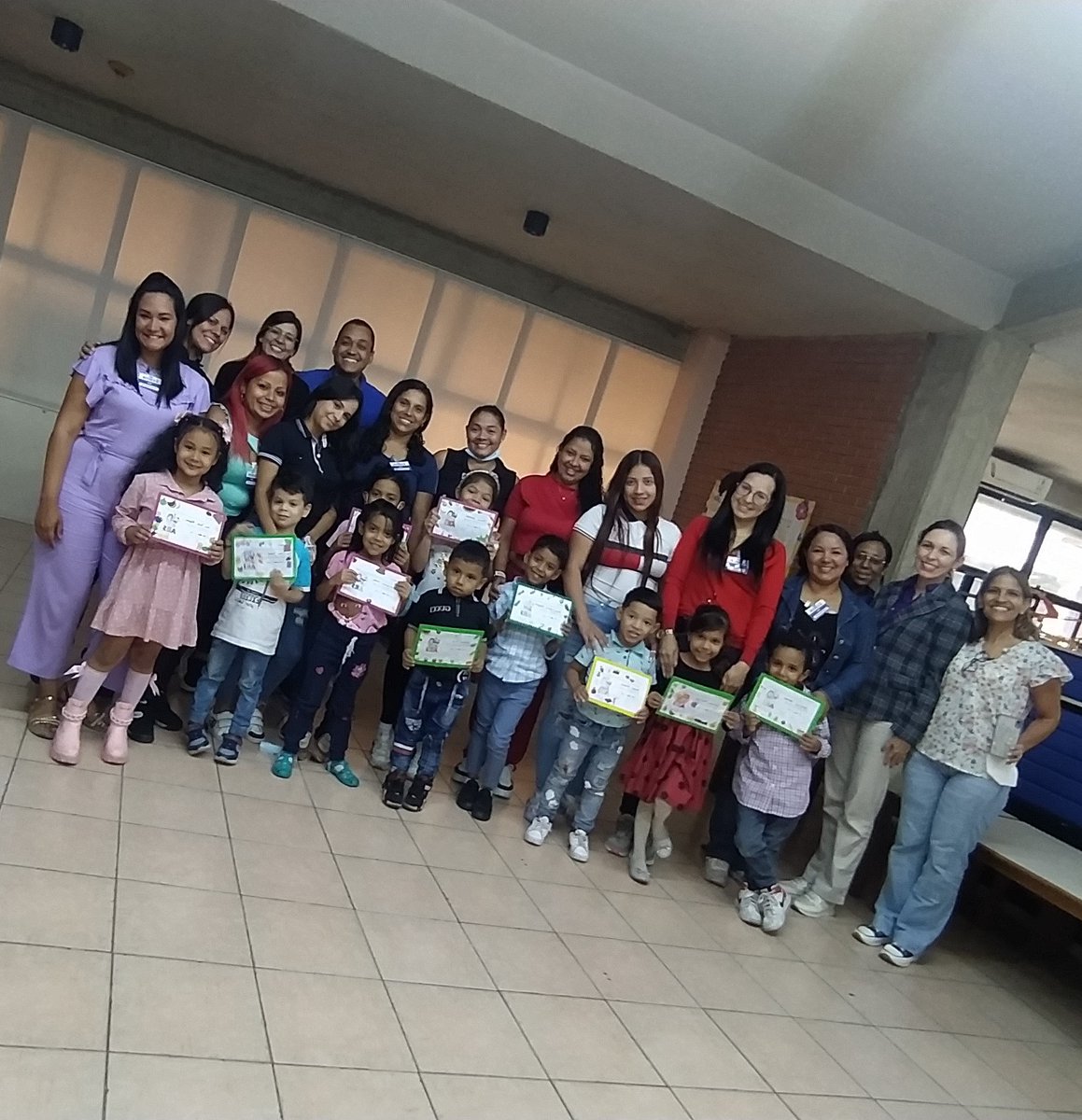 Una nueva cohorte de pacientes se graduó #HOYenCANIA en la Atención Educativa en el Seminternado AES
'Ahora que conozco los 5 grupos de alimentos, cocinamos en mi casa combinándolos todos, como nos enseñó la maestra Flor' expresó la mamá de uno de los graduandos
#VamosPorMás