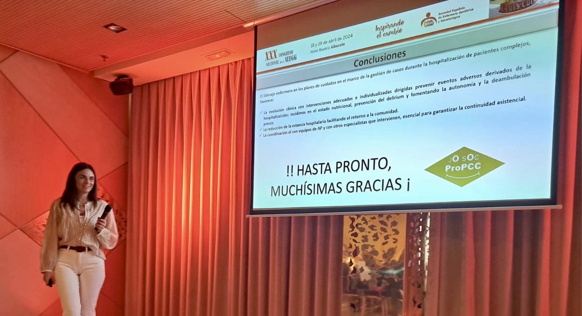 DrMqAgMas's tweet photo. 'Papel de enfermería en la gestión de casos de pacientes crónicos hospitalizados: atención centrada en la persona y retorno a domicilio' presentada hoy por @MiriamMoreno78 ⁦@helena_manjon⁩ #ProgramaProPCC #geriatría ⁦@hgermanstrias⁩ en congreso ⁦@enfergeronto⁩ https://t.co/gXsZioWxjS