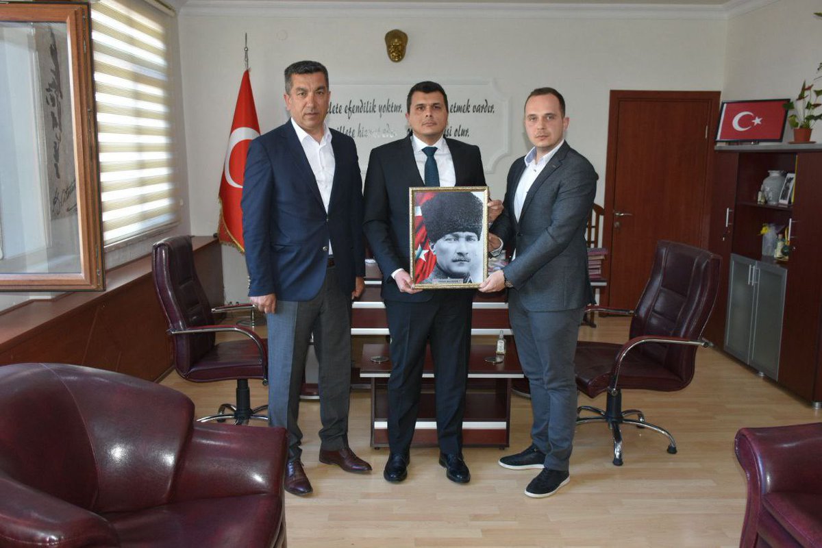 BalTurkav's tweet photo. Genel Başkan Yardımcımız Emin Türker ile birlikte İvrindi Kaymakamı Sayın Umut Pazarcı’yı ziyaret ettik. Sayın Kaymakamımıza misafirperverliği için teşekkür ederiz. 

@eminturker70 
@TugrulBoztekin 
@TurkavGenMrk 
@EbubekirSKrkmz https://t.co/crJqB34cPn