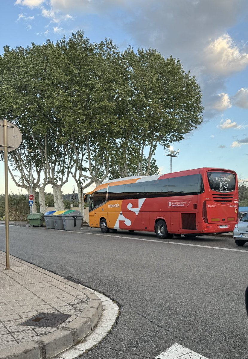 begofarre's tweet photo. @ajsantceloni els veïns del camp de futbol estem una mica farts d'haver de deixar els cotxes a l'altra punta del poble cada tarda perquè el volum de cotxes és abismal. Lo d'avui ja supera tota expectativa. Penseu fer alguna cosa al respecte? Entre autocars i caravanes no hi cabem https://t.co/e1TLCIawUL