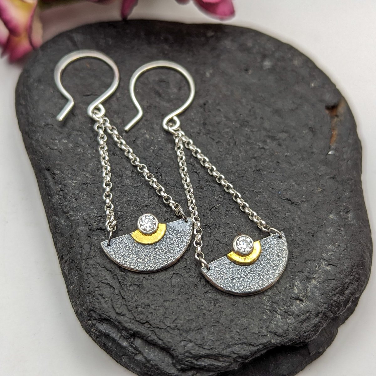 Deco Fans Art Deco Inspired earrings with oxidized silver, keum boo 24 karat gold hand gilding and 2 star-bright moissanite stones. Chain hangers finish these off giving them a superb amount of movement. emmascottjewellery.com/product-page/d… #womaninbizhour #MHHSBD