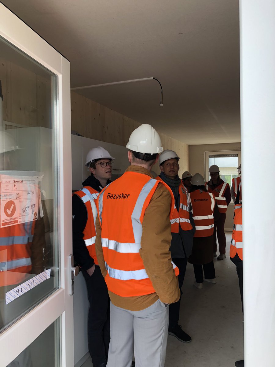 HildedeGroot1's tweet photo. De flexwoningen zijn volop in aanbouw. 🏠 De komende weken wordt alles afgewerkt. Eind juni kunnen de nieuwe bewoners er waarschijnlijk in. We hebben honderden inschrijvingen! Vandaag mochten de raadsleden even de bouwplaats op en in de 3 verschillende type woningen kijken. https://t.co/F4mqlif0AF
