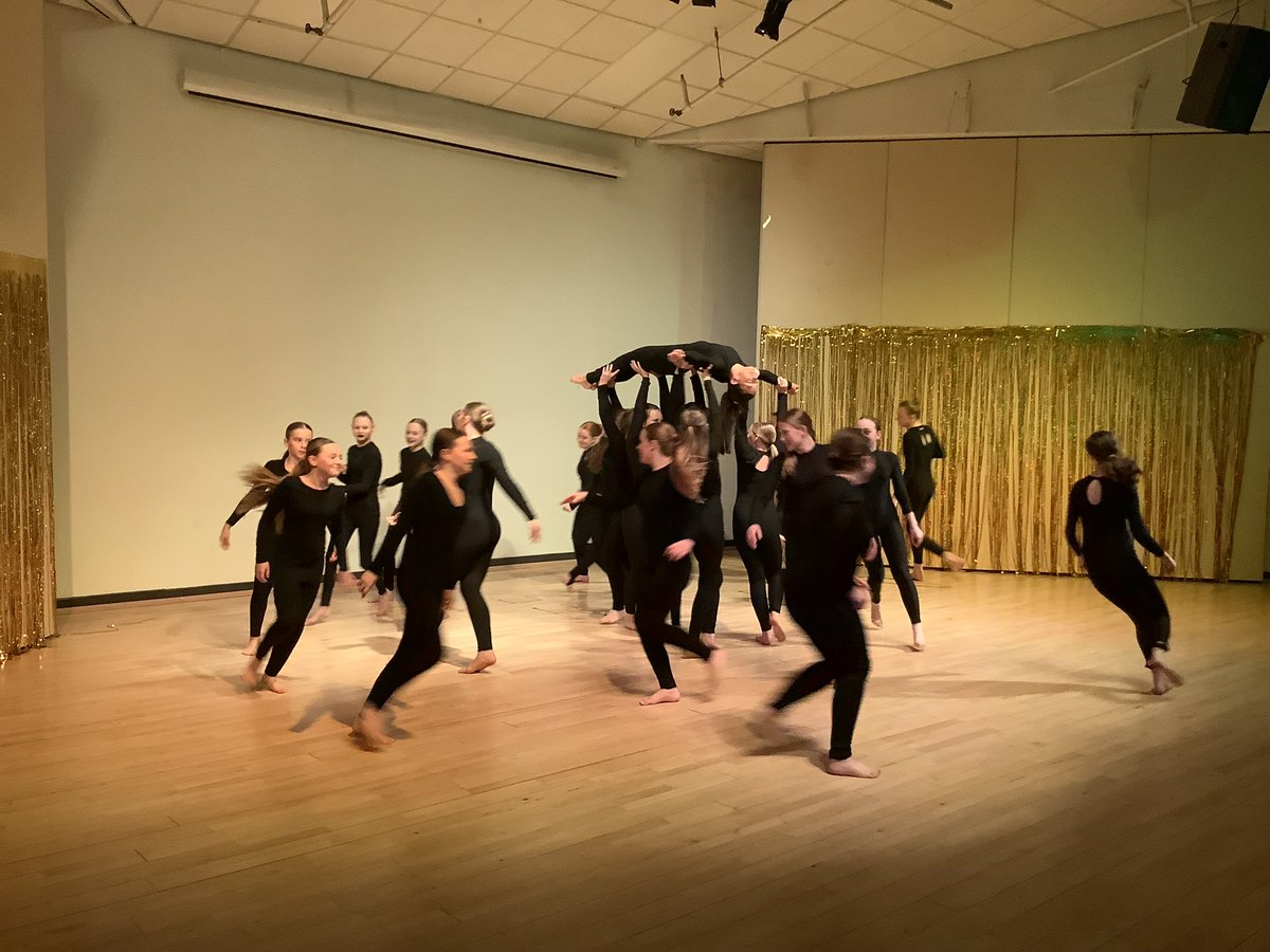 BrigshawNews's tweet photo. Our dance showcase is in full swing this evening at BHS. Our dancers are putting on a fantastic show for the audience!

#Brigshawexcellence https://t.co/6kumZC2jWg