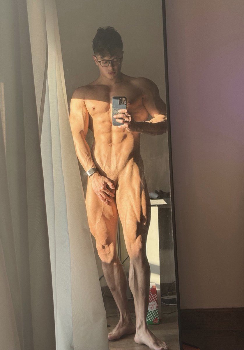 RT if you’d be on your knees😳😳