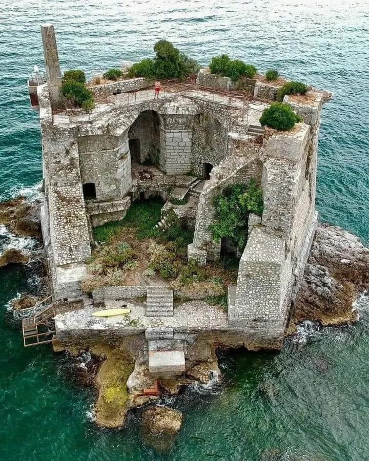 #meravigliaitalia #Liguria 

La spettacolare Torre Scola, nell’isola della Palmaria (Porto Venere) in provincia della Spezia.

Torre costiera costruita dalla Repubblica di Genova a scopo difensivo.

#DBArte #BaroArte #arte #art #cultura #DarioBaroneArte #artblogger #artinfluencer…