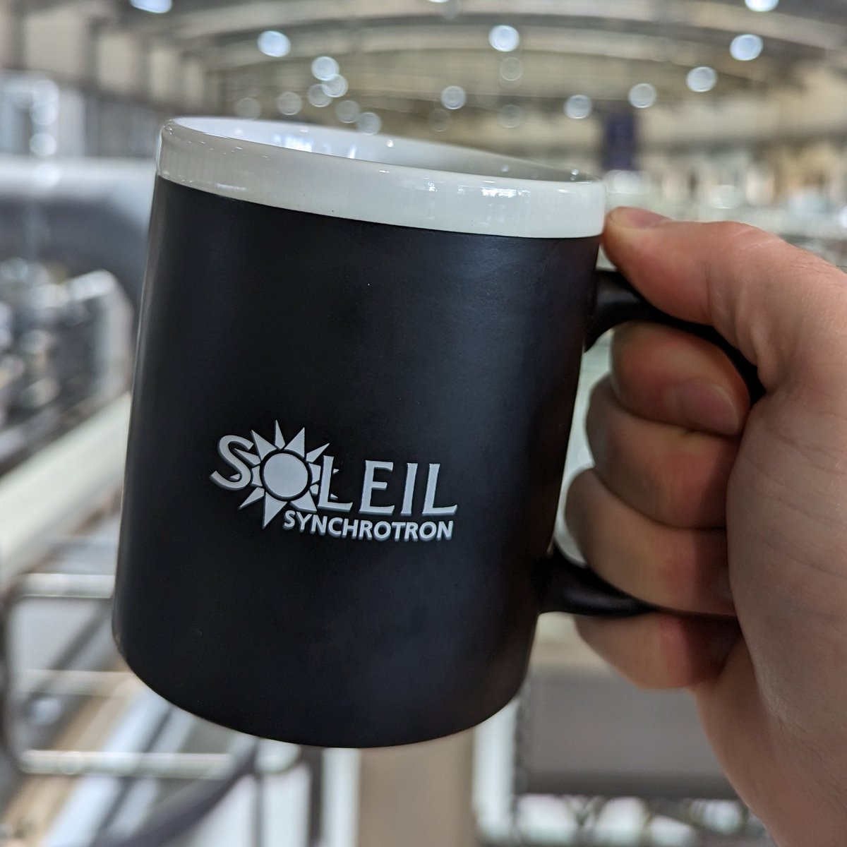 DrHorrell's tweet image. We've reached the penultimate battle of this part of #SynchrotronMugMadness 3.
Today we see SIRIUS (@CNPEM) and their brazillian flora and fauna face off against @synchroSOLEIL's customisable chalkboard mug.
Vote below and any engagement is appreacaited to spread the mug love