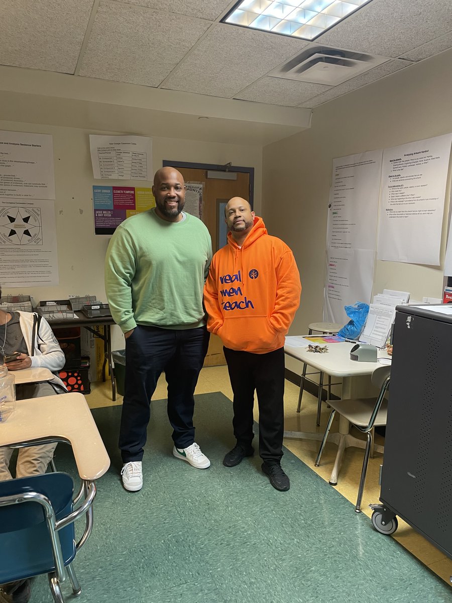 Celebrating real men who teach! Meet Shawn Brown, Cahn Fellow 2023, alongside Mr. Enriquez, Social Studies from EBC High School for Public Service-Bushwick. Here's to the educators making a difference every day! #RealMenTeach @RealMenTeach2