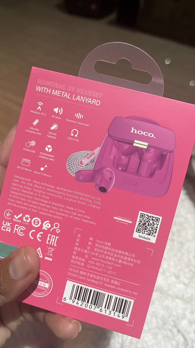 ohyessratii's tweet photo. Look at these handbag wireless earphones my mom bought for me😭😭 https://t.co/zgUiAhTUIl