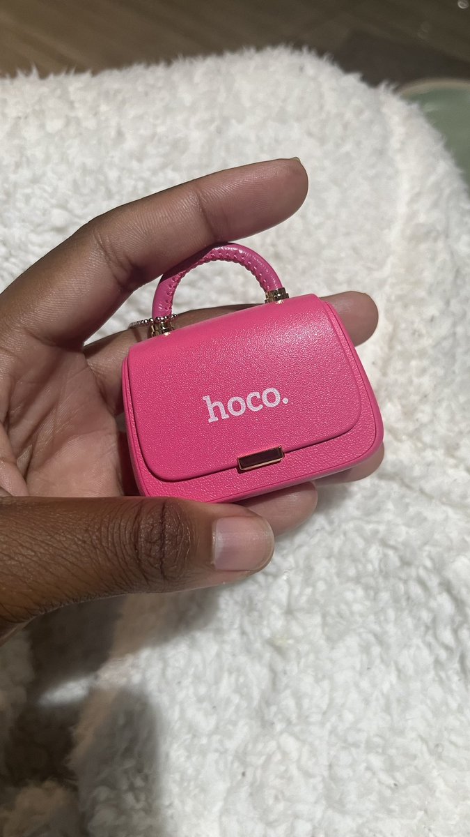 ohyessratii's tweet photo. Look at these handbag wireless earphones my mom bought for me😭😭 https://t.co/zgUiAhTUIl