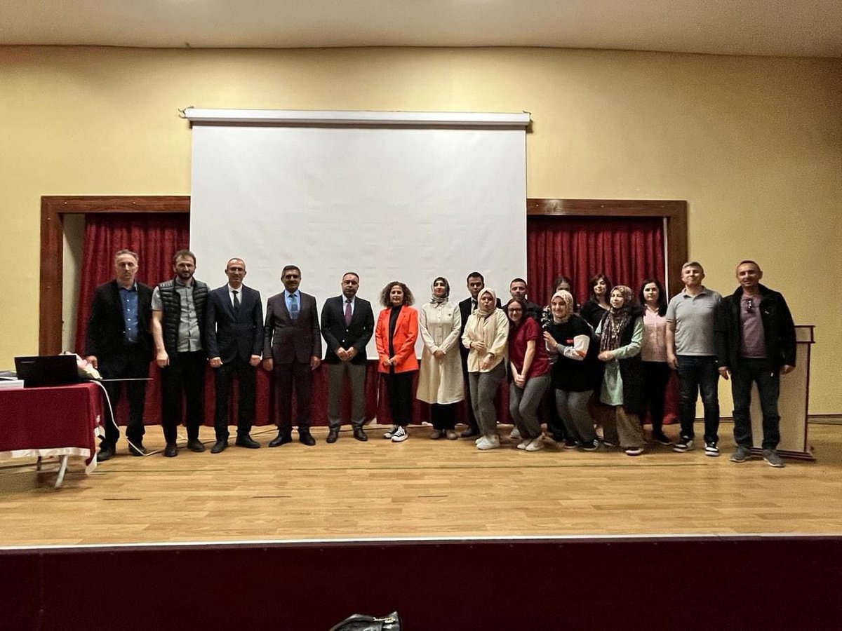 MemOrtakoy's tweet photo. Ortaköy Mesleki ve Teknik Anadolu Lisesi ev sahipliğinde düzenlenen T��BİTAK Bilim Söyleşileri kapsamında  Aksaray Ünivesitesi İİBF Dekanı Sayın Prof. Dr. Gülin TABAKAN lise öğrencilerine "Doğanın Matematiği" konulu seminer verdi.
@Aksaray_MEM 
@metinalpaslan40 
@Ramazan08484811 https://t.co/DtYkJVfGBu