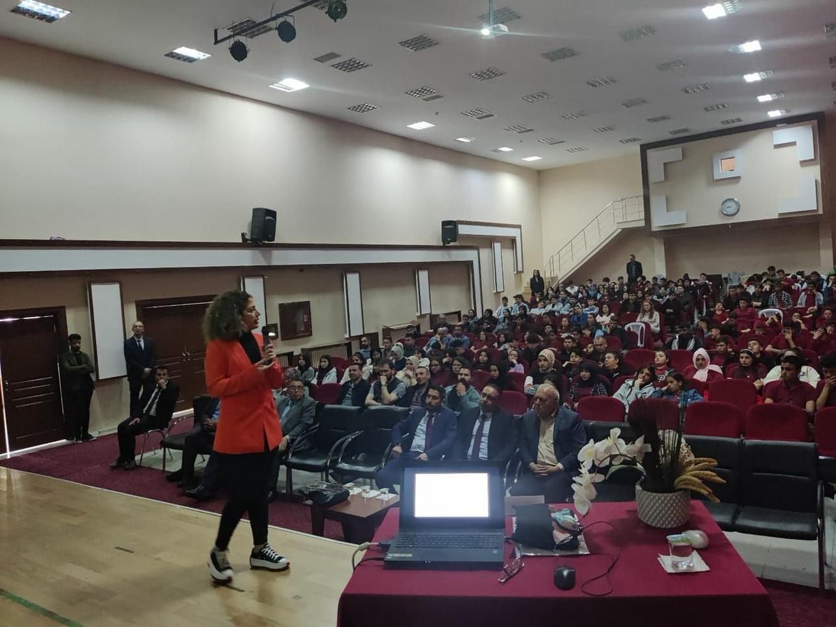 MemOrtakoy's tweet photo. Ortaköy Mesleki ve Teknik Anadolu Lisesi ev sahipliğinde düzenlenen T��BİTAK Bilim Söyleşileri kapsamında  Aksaray Ünivesitesi İİBF Dekanı Sayın Prof. Dr. Gülin TABAKAN lise öğrencilerine "Doğanın Matematiği" konulu seminer verdi.
@Aksaray_MEM 
@metinalpaslan40 
@Ramazan08484811 https://t.co/DtYkJVfGBu