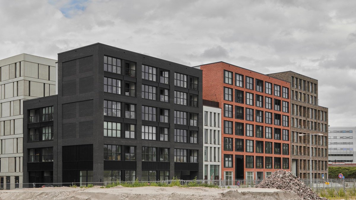 mimarkaanc's tweet image. Türkiye'nin tüm şehirleri çirkin apartman çöplüklerine dönüştü. Para kazanmak uğruna yapılan apartmanlar; garip süslemeler, kalitesiz malzemeler ve reklamlarla donatılan cepheleri ile göz kanatıyorlar. Halbuki sade tasarım ve kaliteli işçilikle güzel şehirler yaratılabilir.