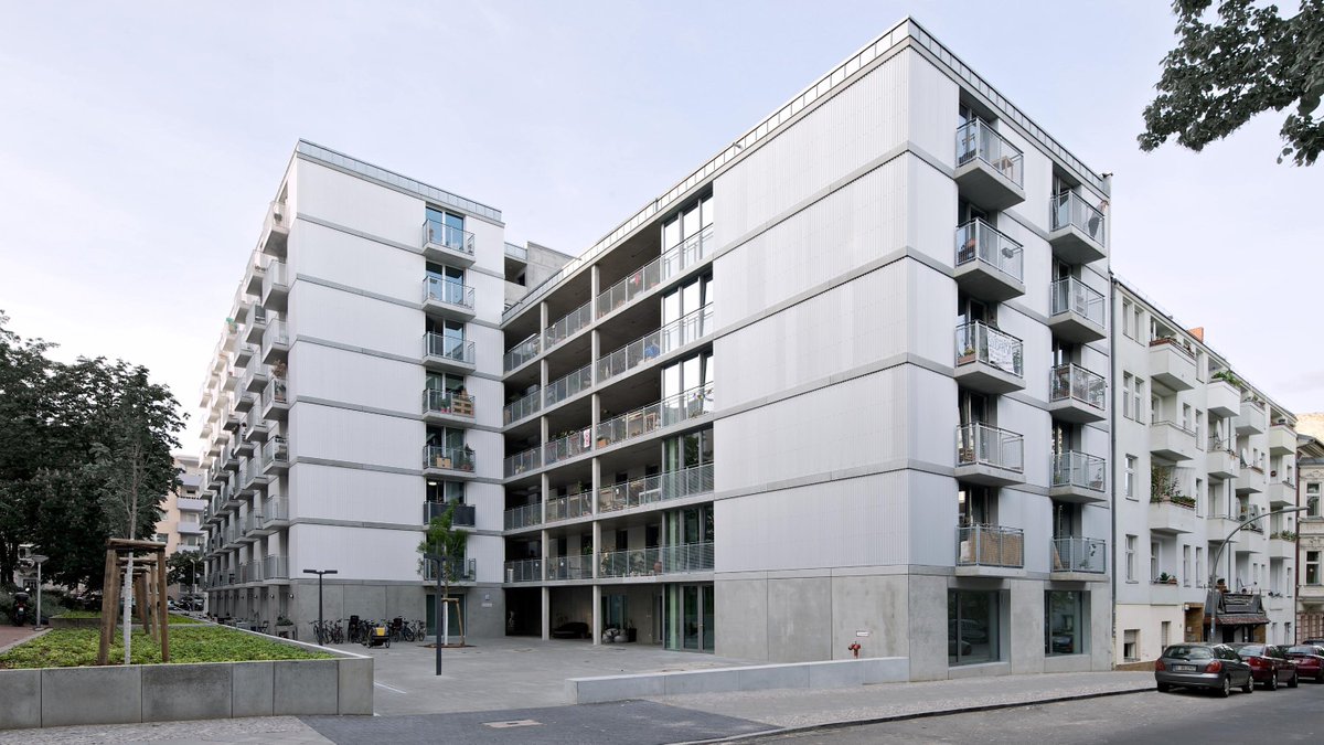 mimarkaanc's tweet image. Türkiye'nin tüm şehirleri çirkin apartman çöplüklerine dönüştü. Para kazanmak uğruna yapılan apartmanlar; garip süslemeler, kalitesiz malzemeler ve reklamlarla donatılan cepheleri ile göz kanatıyorlar. Halbuki sade tasarım ve kaliteli işçilikle güzel şehirler yaratılabilir.