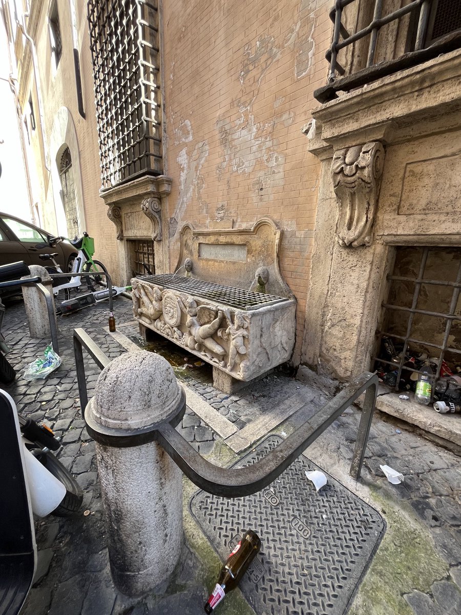 Una delle mie fontanelle preferite circondata da biciclette, motociclette e spazzatura 😳 Via di Santo Stefano del Cacco #Roma 🤍 #Rome