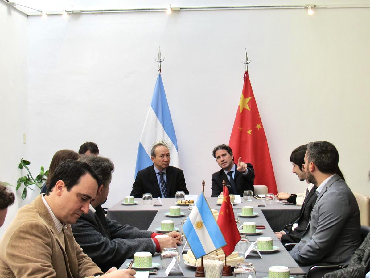 China es la segunda economía del mundo y el segundo socio comercial de Argentina. En 52 años de vinculación diplomática la relación es estratégica integral. 

Con ex becarios y miembros de <a href="/clepecrpc/">CLEPEC</a> realizamos una reunión de trabajo con el embajador Chino, Wang Wei.