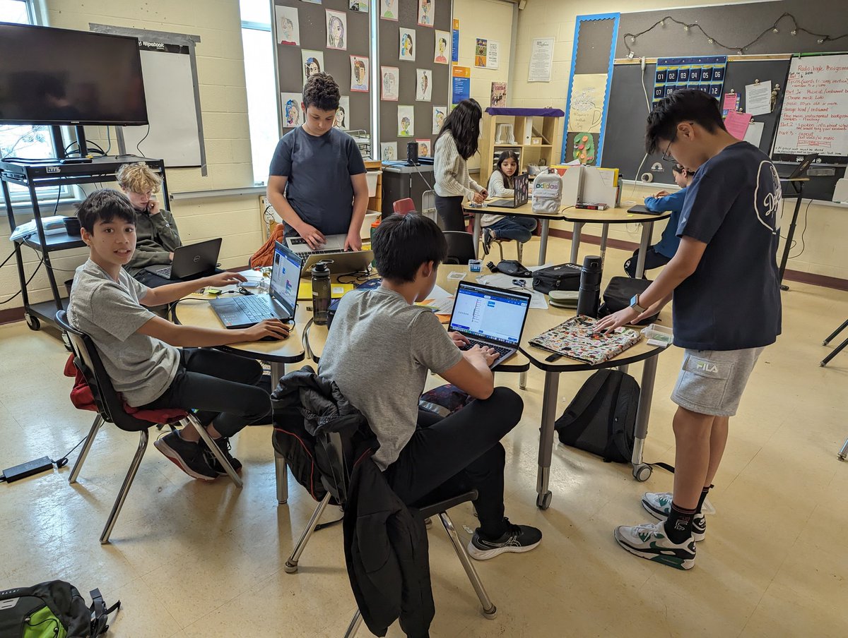 MrBDuguid's tweet photo. Working with our Micro:Bit today to create a simple game #MicrobitCantCatchMe. See you during Catholic Education Week for more coding action!  @microbit_edu @hcdsbsteam @westernuEng @St_Andrew145 https://t.co/gyAb2dHKEd