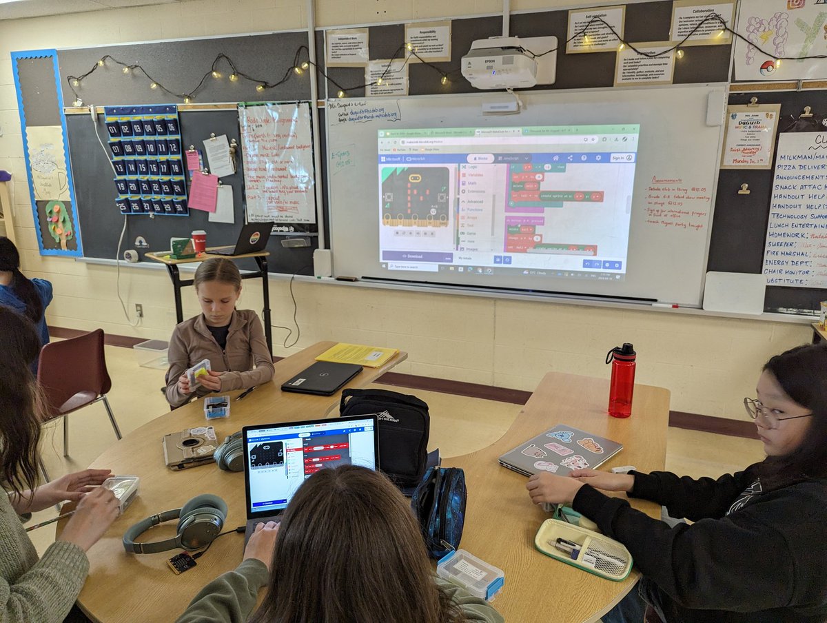 Working with our Micro:Bit today to create a simple game #MicrobitCantCatchMe. See you during Catholic Education Week for more coding action!  @microbit_edu @hcdsbsteam @westernuEng @St_Andrew145