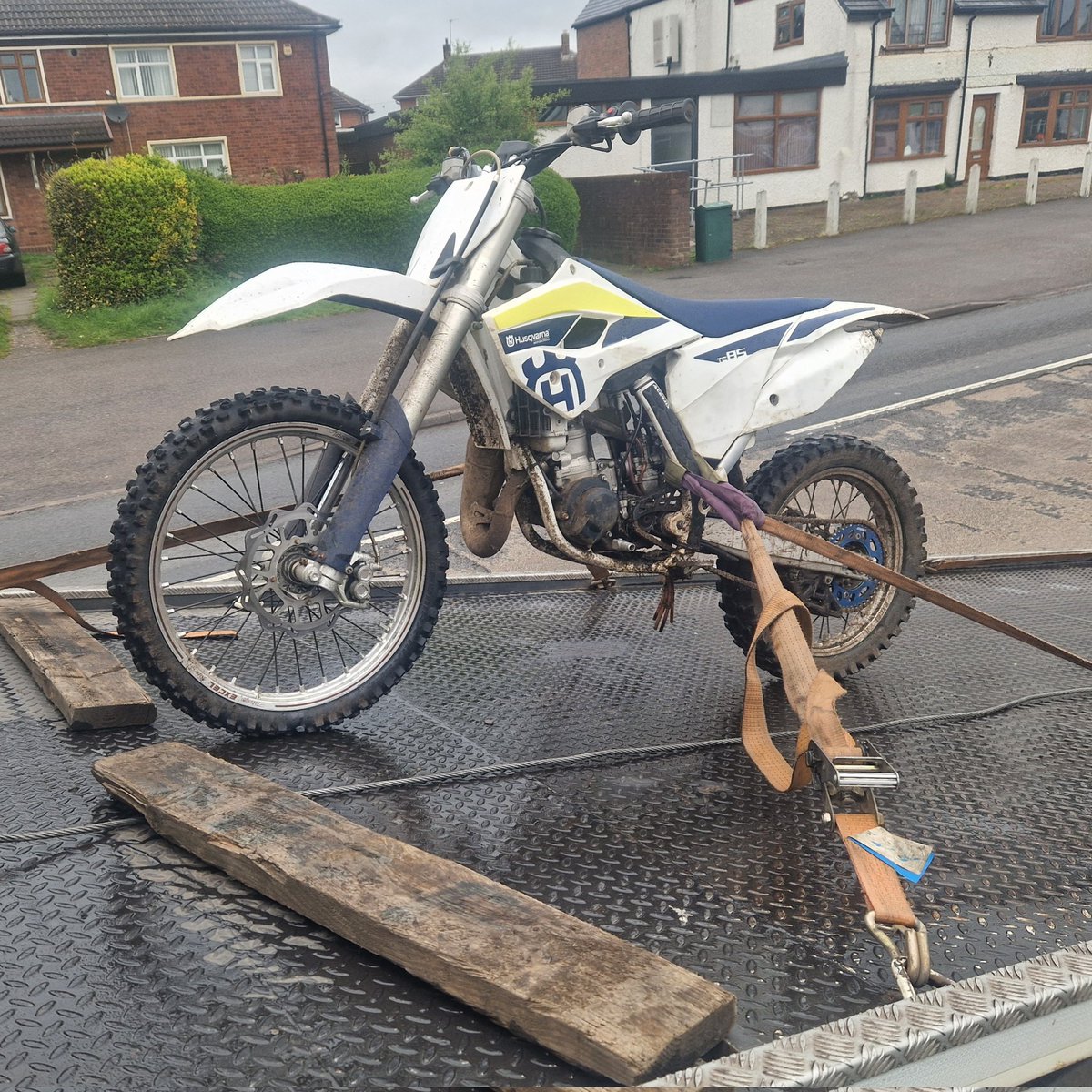 👮🏻‍♂️ Whilst on patrol around #Pelsall we have seized this off road bike that had been driven illegally around the neighbourhood recently causing a danger to pedestrians and other road users. Thankfully it is now off the roads and ours! ❌️🏍