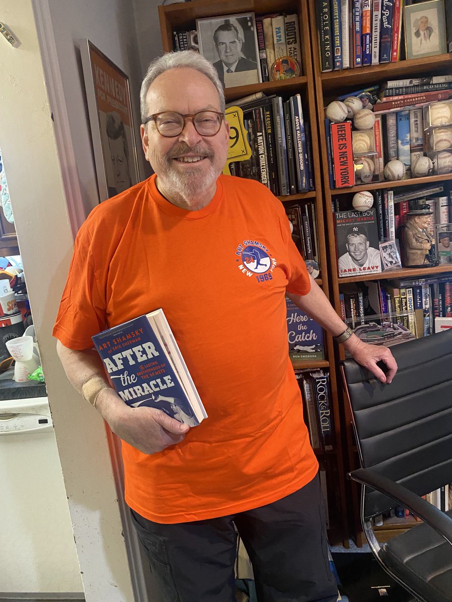 Nice surprise! Great friend & #MetFan #TracyNieporent made me smile wearing a Art S t-shirt & reading #AfterTheMiracle. Want a great meal? Try any #Nobu or #TribecaGrill or #MyriadRestaurantGroup location. Always great food & service. Tracy is the Marketing Dir & Partner. #Mets