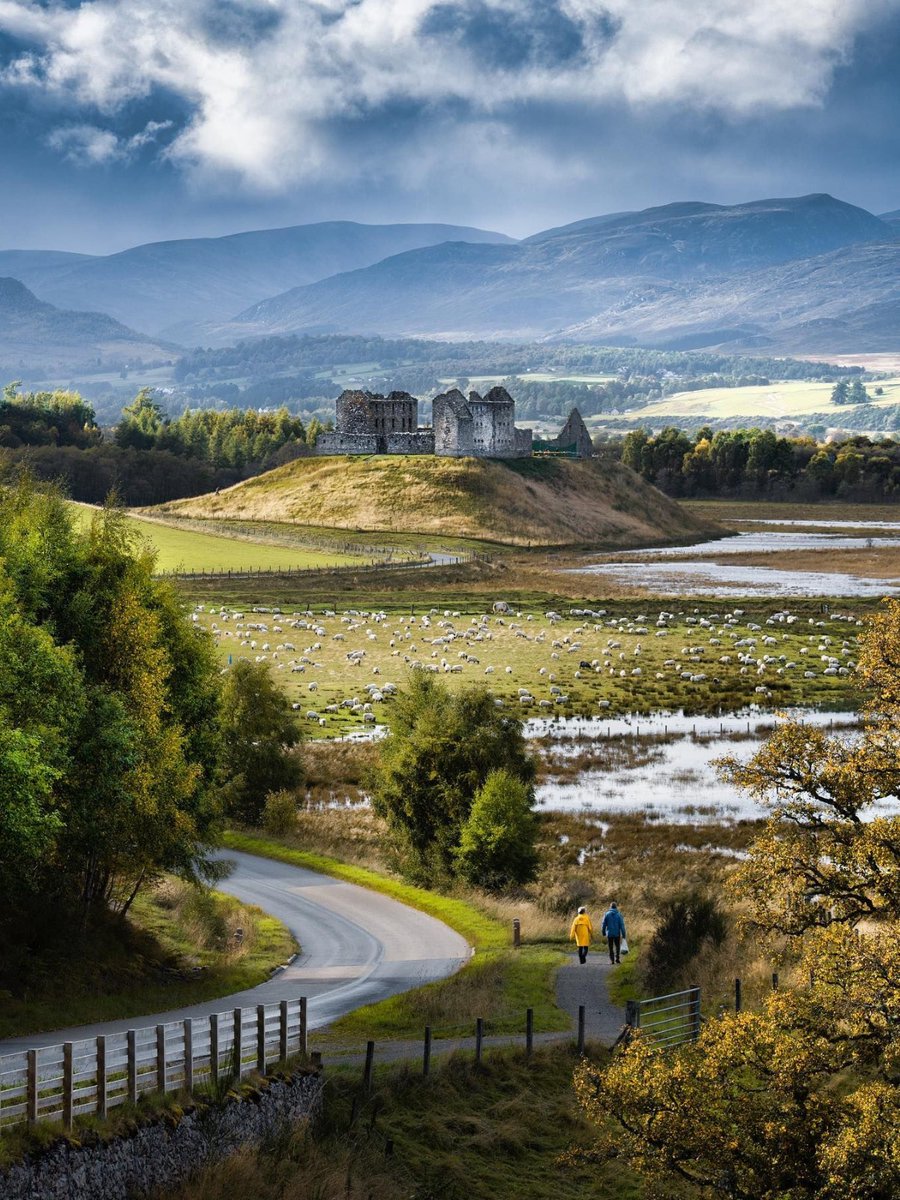 What a view! 🙌 These impressive ruins are visible for miles around, perched atop an imposing mound overlooking the town of Kingussie 🏰✨ 📍 Ruthven Barracks, @VisitCairngrms 📷 IG/jamesalroca #ScotlandIsCalling