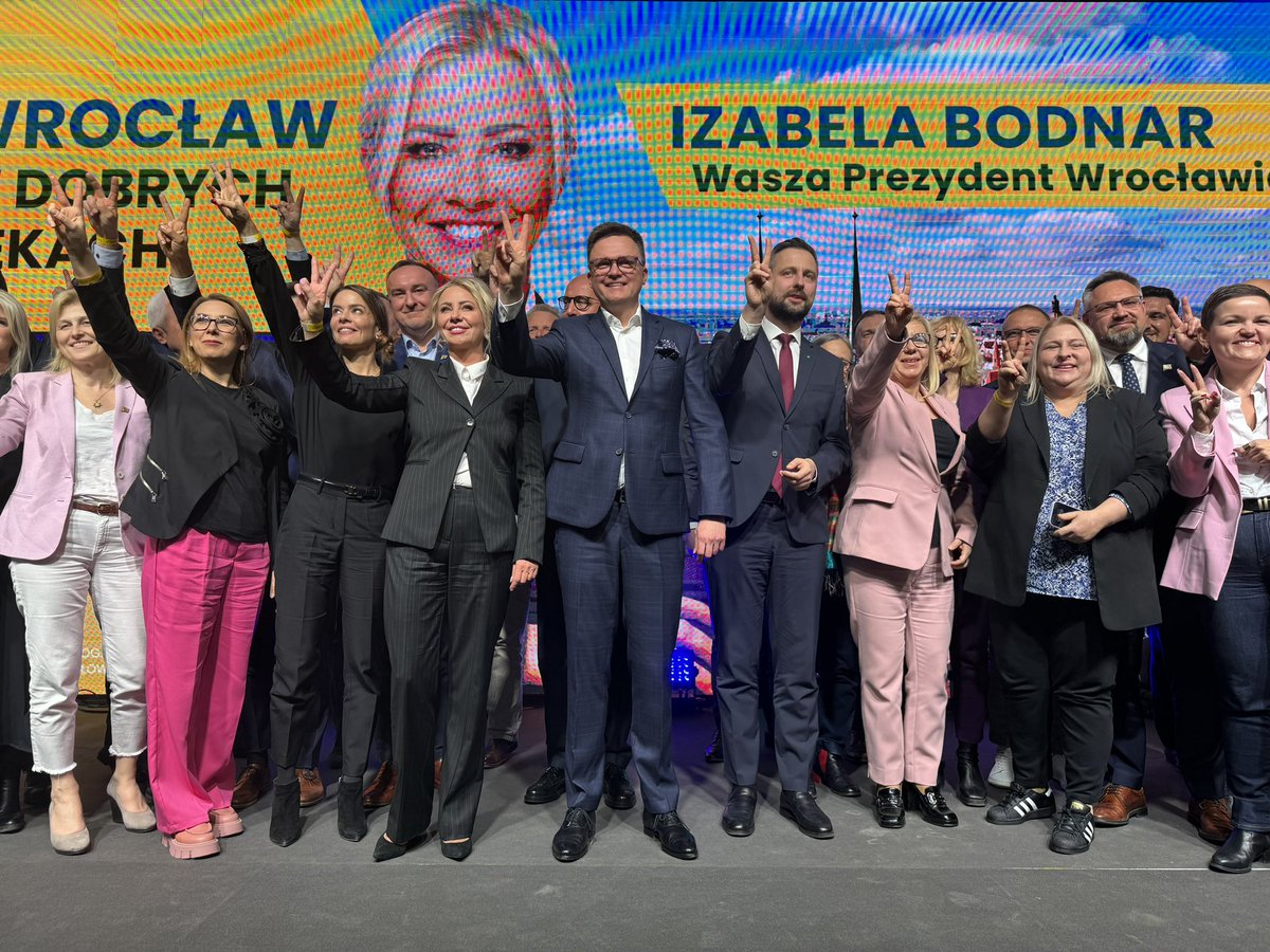 hennigkloska's tweet photo. @BodnarIzabela to nowa energia i szansa na rozwój Wrocławia. To także kandydatka pełna empatii i zrozumienia, a to bardzo ważne, ponieważ samorząd jest od rozwiązywania naszych codziennych problemów.

Głosujmy nie przeciw, a ZA! Zgodnie ze słowami Izy: Marzenia w plany, plany w zmiany💪