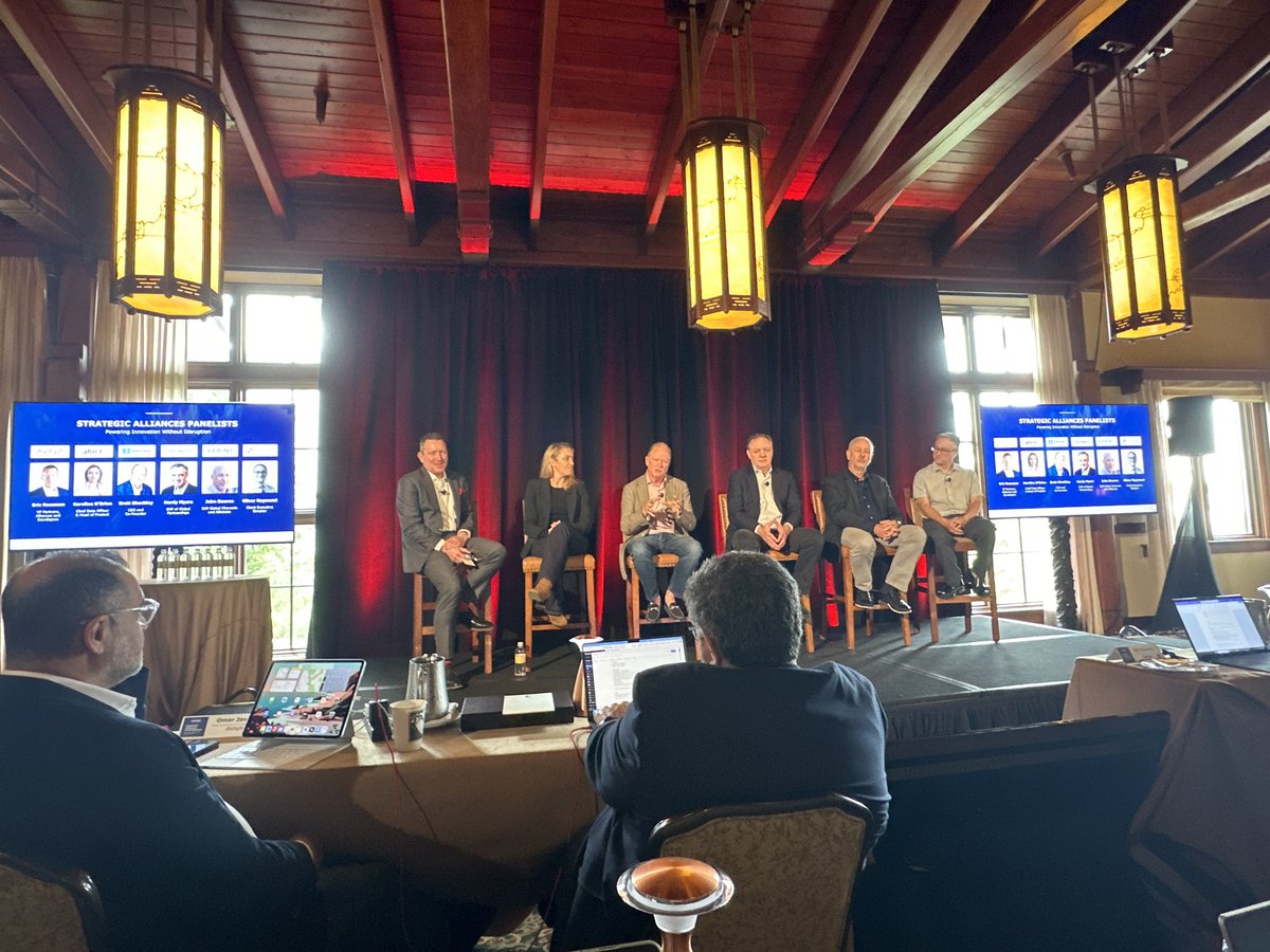 lizkmiller's tweet photo. This partner panel is calling the collaboration, the people and the flexibility in customer deployment state as being big upsides to their partnership with @Avaya. 

"We can give customers what they what. We can also deliver whatever they need." 

#AvayaAnalystSummit https://t.co/i0qR7KVem2