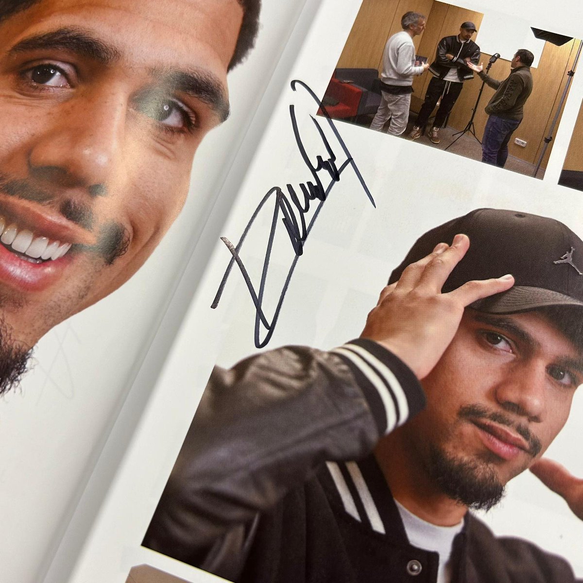 🎁 Seguidors de l'#OnzeE3! 

🌹S'acosta Sant Jordi i TORNEM A FER-VOS UN REGAL!  

📕 Sortegem dos exemplars dels "Relats Solidaris de l'Esport" SIGNATS per <a href="/RonaldAraujo_4/">Ronald Araujo</a> 

Per aconseguir-lo, contesteu aquesta publicació dient-nos...

A QUI LI REGALARÍEU AQUEST LLIBRE?