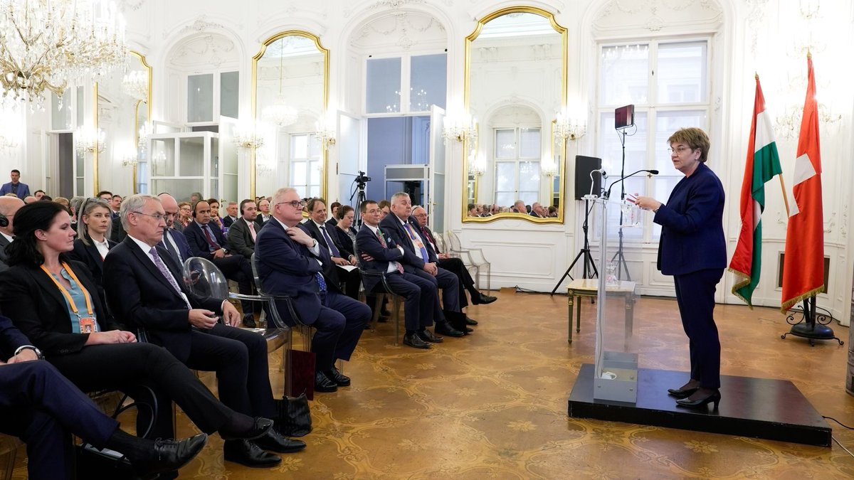 Das Engagement für demokratische Werte &amp; Freiheitsrechte ist in diesen Zeiten besonders wichtig. An der <a href="/andrassyuni/">Andrássy Universität</a> besprach ich mit Studierenden und Gästen die #Europapolitik, die Herausforderungen und das Engagement der 🇨🇭 für #Frieden in #Europa.