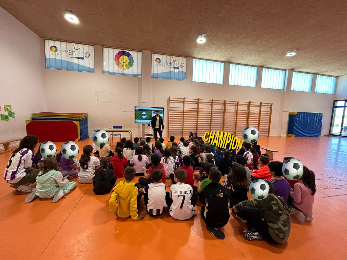 ceipkantica's tweet photo. Hoy nos ha visitado Víctor Fernández Gutiérrez exjugador Del Real Valladolid Club de Fútbol ⚽️y ha compartido con los peques de 3º y 4º su experiencia, los valores, la importancia del esfuerzo y el respeto en el deporte ❤️💪🏼  ¡no han parado de hacerle preguntas! @educacyl https://t.co/mscu0epAfJ
