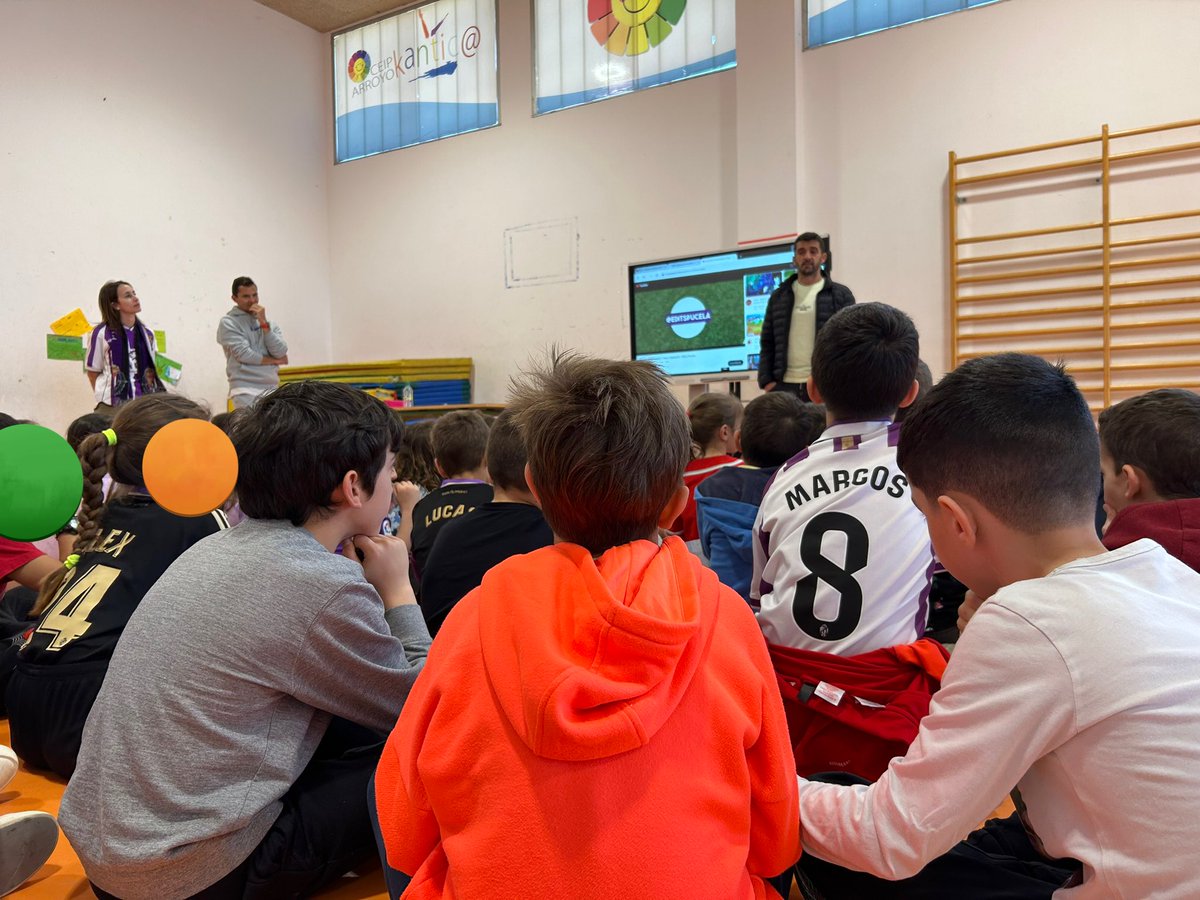 ceipkantica's tweet photo. Hoy nos ha visitado Víctor Fernández Gutiérrez exjugador Del Real Valladolid Club de Fútbol ⚽️y ha compartido con los peques de 3º y 4º su experiencia, los valores, la importancia del esfuerzo y el respeto en el deporte ❤️💪🏼  ¡no han parado de hacerle preguntas! @educacyl https://t.co/mscu0epAfJ