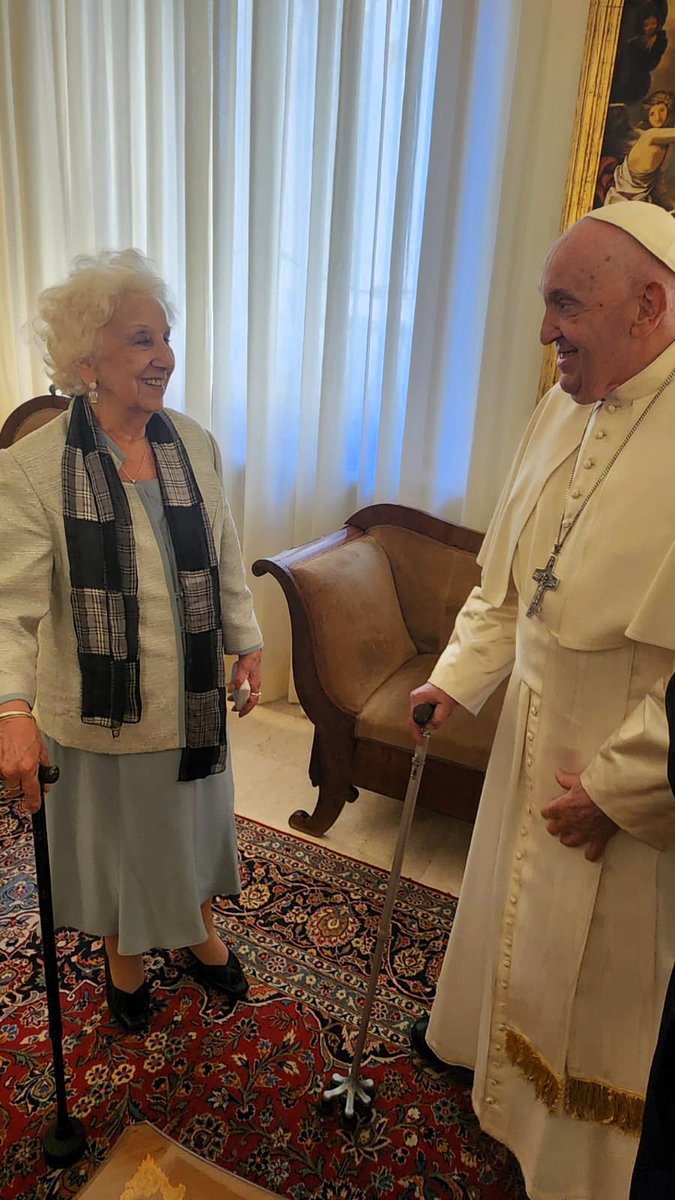 🔴 El Papa Francisco recibió a la titular de Abuelas de Plaza de Mayo, Estela de Carlotto, en el Vaticano.