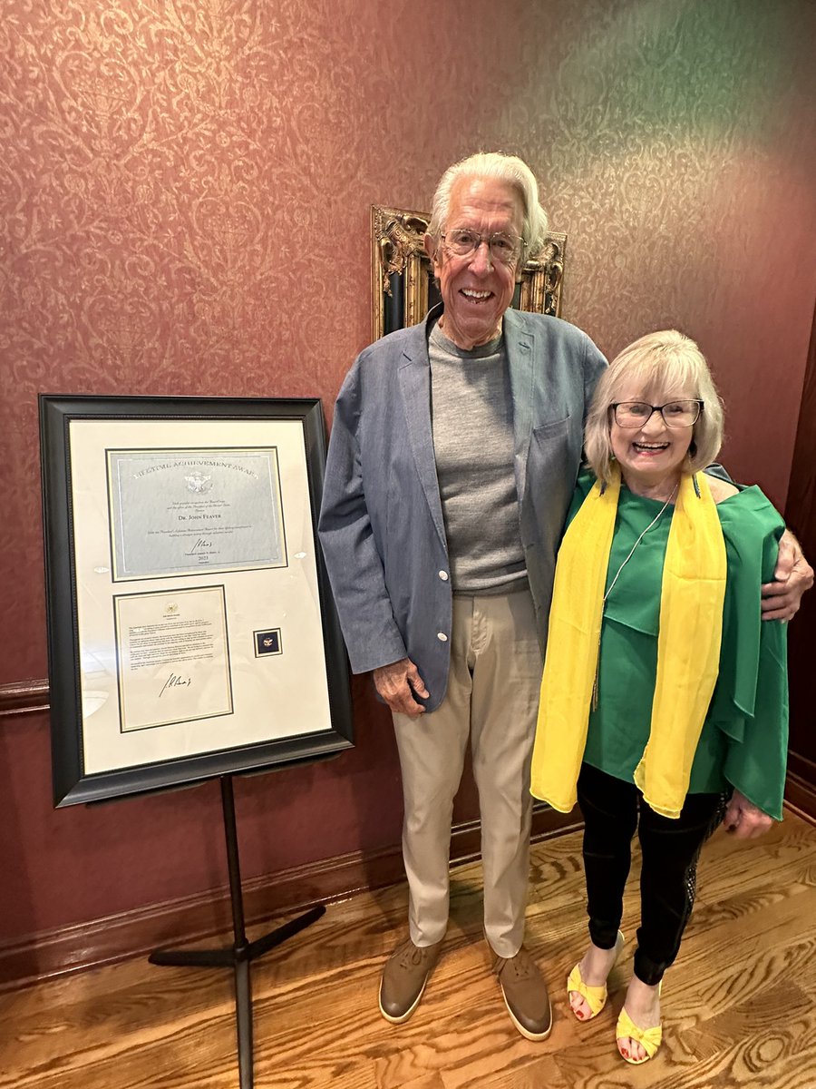 usaoalumni's tweet image. USAO Alumni Association President Eugene Earsom presented the twelfth president of the university, Dr. John Feaver, a @JoeBiden signed Presidential Lifetime Achievement Award in honor of his service to USAO and the broader community.  #differencemaker