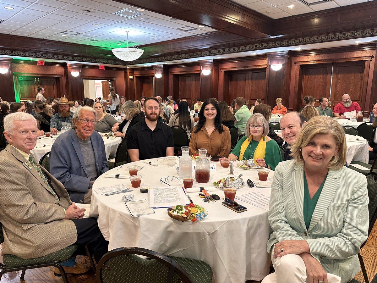 usaoalumni's tweet image. USAO Alumni Association President Eugene Earsom presented the twelfth president of the university, Dr. John Feaver, a @JoeBiden signed Presidential Lifetime Achievement Award in honor of his service to USAO and the broader community.  #differencemaker
