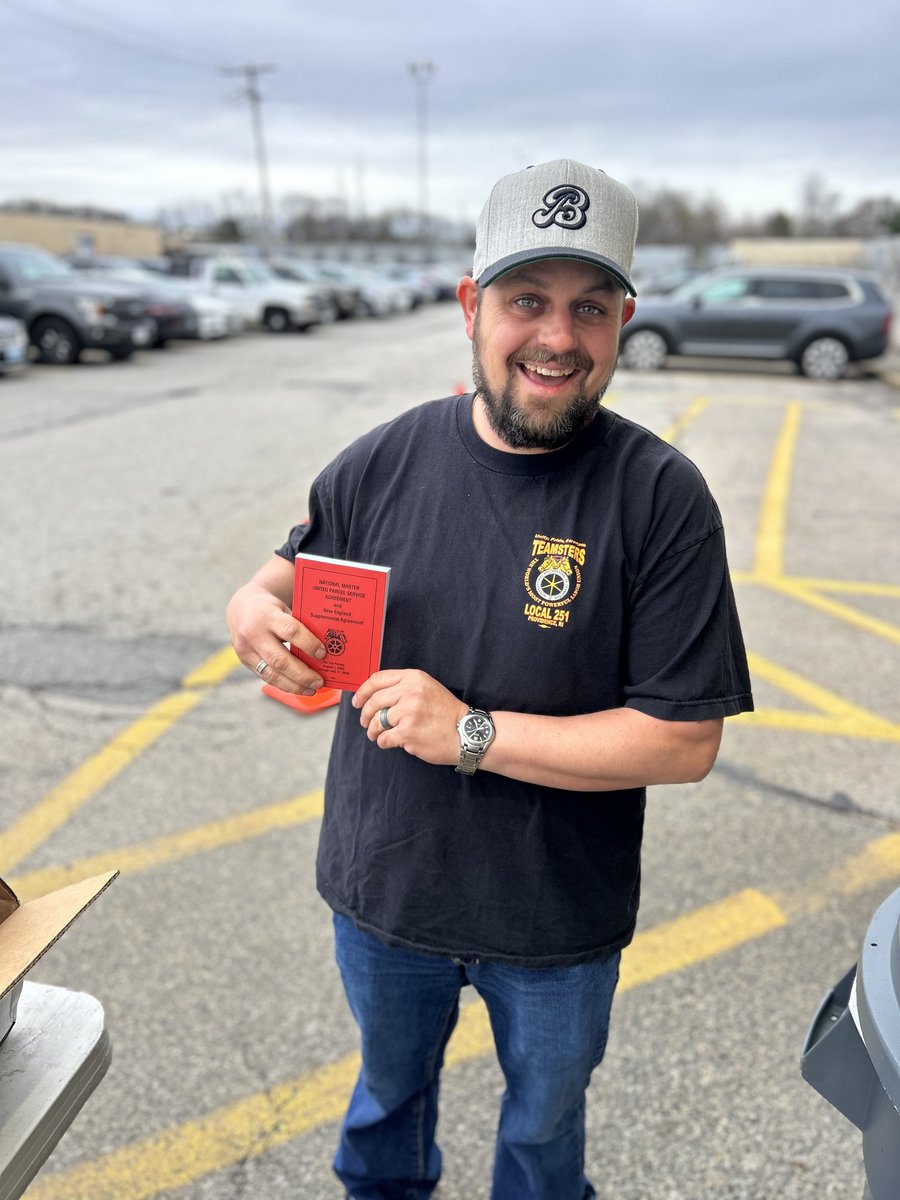 @Teamsters Local 251 Business Agents & Stewards began distributing UPS contract books with the National Master Agreement and New England Supplement. Teamsters on all shifts and classifications will be given contracts.
#UPSTeamsters
#Local251
#UnionYes
#EducationIsPower