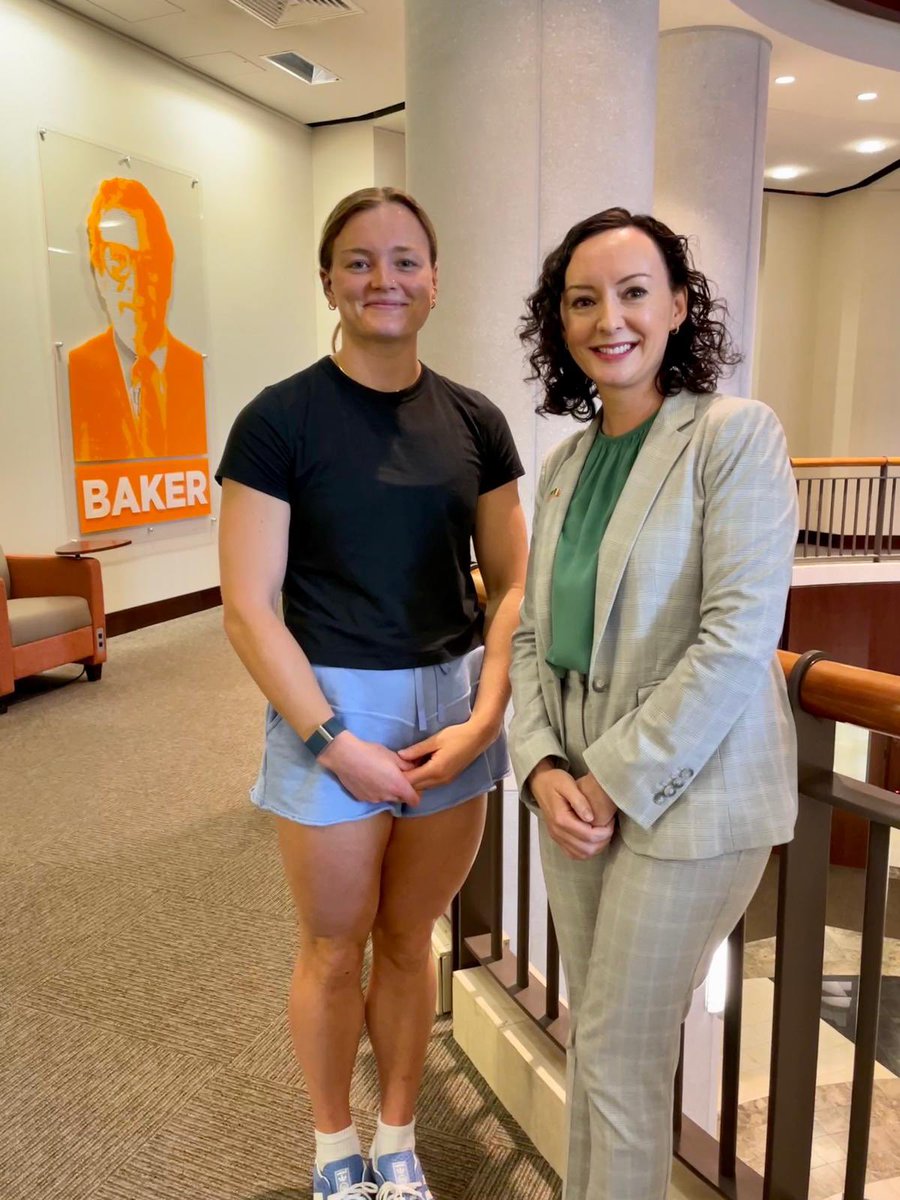 What a privilege to meet with Irish Olympic swimmer Mona McSharry as she gears up to compete in @OlympicsParis in July. Mona, from Co. Sligo, is studying kinesiology @UTKnoxville 🇮🇪