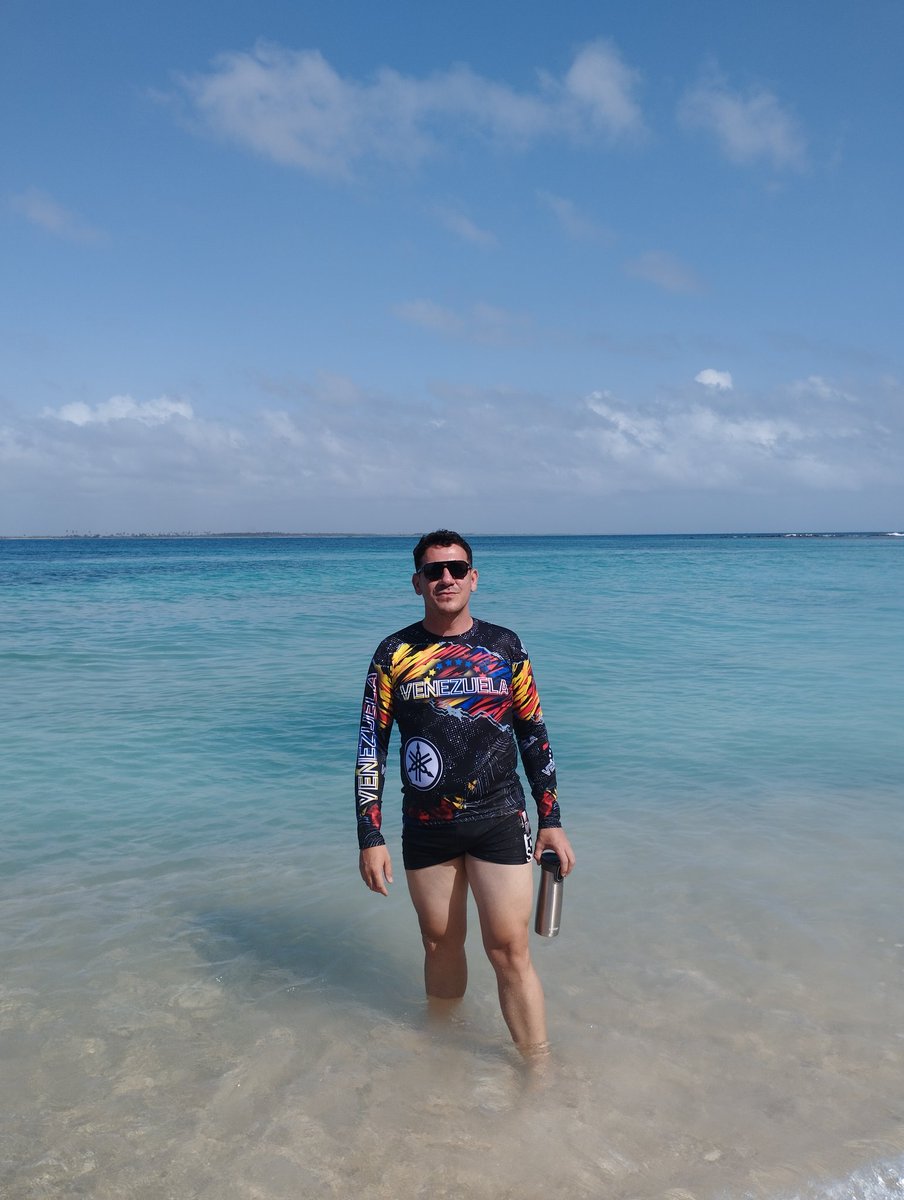 SeijasWinder's tweet photo. Salimos a trabajar y terminamos en la playa🤭😄🏖️🌊 https://t.co/gfwfiKT5ik