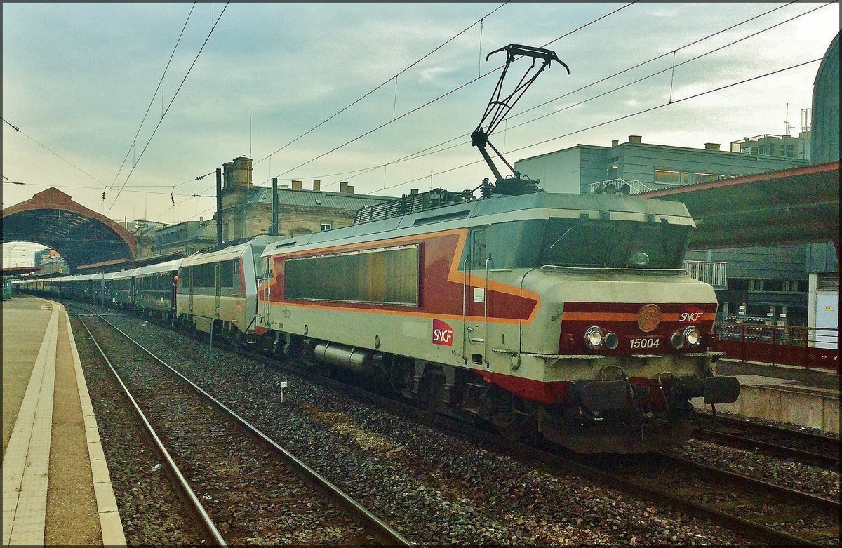 Souvenirs du 4 Novembre 2016...
1 ère dds de ma carrière avec la 26160 multi et le vsoe à #Epernay
La 27144 rose OSR était venu nous tirer jusqu'à Chalon en Champagne ou j'avais pu récupérer la 15004 pour finir le train jusqu'à Strasbourg...
Sacrée nuit! 😒