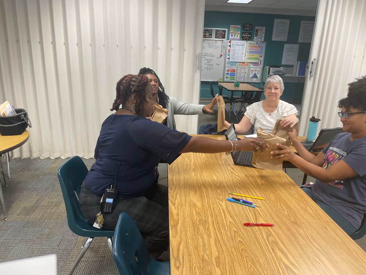 dbeena31's tweet photo. The Wright Family activity at PLC. https://t.co/UEPNnqsDdx
