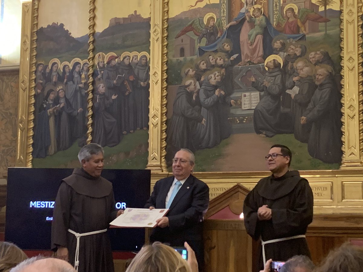 Congratulations to @Alberto19279815, Ambassador of 🇲🇽, and to his team including @ludwigbarragan, on winning the St Francis prize @UniAntonianum, which recognises the values of St Francis and in particular the ambassador’s attention to the Mexican religious community here 👏