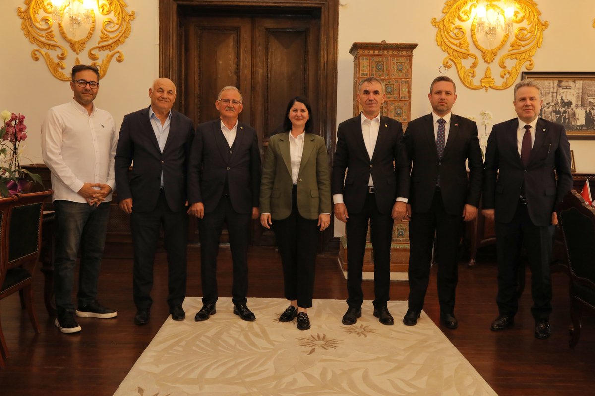 avfilizgencan's tweet photo. Ülkemizdeki ayçiçeği üretiminde önemli bir role sahip olan çiftçilerimize, şehrimize ve ülke ekonomimize büyük katkılar sağlayan Trakya Birlik Yönetimi bizleri ziyaret etti.

1966'dan bu yana faaliyet göstererek önemli başarılara imza atan kurumumuzun Yönetim Kurulu Başkanı Şafak Kırbiç ve Yönetim Kurulu Üyelerine değerli ziyaretleri için teşekkür ediyor, çalışmalarında başarılar diliyorum.

Birlik ve beraberlik içerisinde;

Edirne ve bölge çiftçilerimizin kalkınması için, elimizden geleni yapacağız! 🌱

#EdirneBelediyesi #AvFilizGencanAkın #Edirne