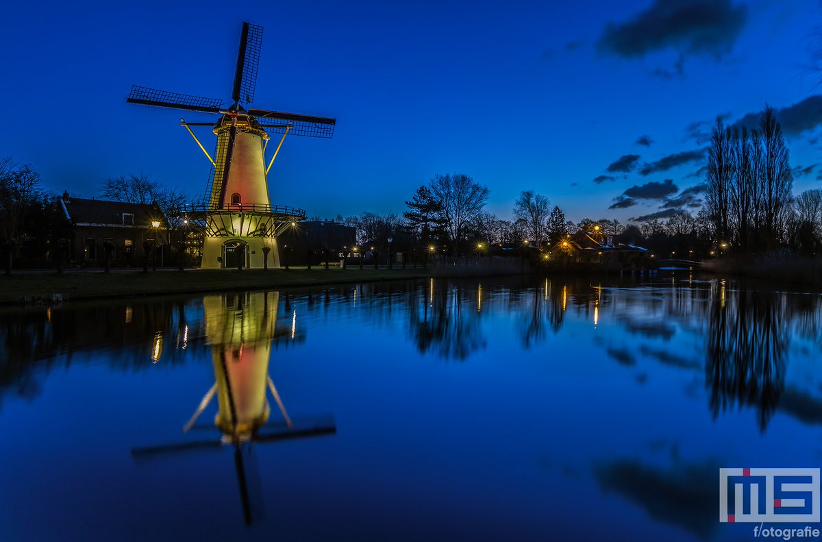 Molen De Zandweg in Rotterdam Charlois tijdens blue hour

#weerfoto #fotograaf #photographer #molen #bluehour #dezandweg #charlois #rotterdam

Meer op: ms-fotografie.nl