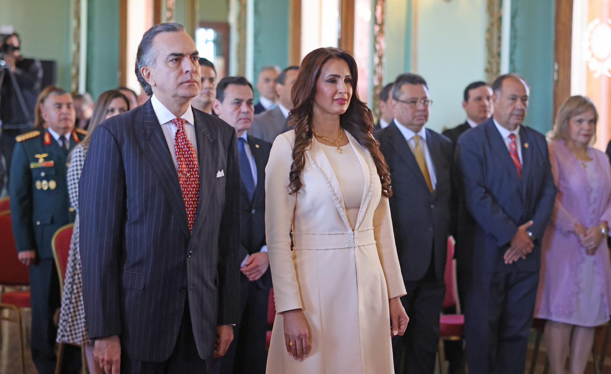 PresidenciaPy's tweet photo. El presidente @SantiPenap tomó juramento a Juan Ernesto Snead, nuevo embajador de Paraguay ante Reino Unido y a Carolin Konther López, nueva embajadora ante los Emiratos Árabes Unidos a quienes encomendó trabajar en el fortalecimiento de nuestro eje de inserción de Paraguay en el mundo desde sus respectivas embajadas. #GobiernoDelParaguay