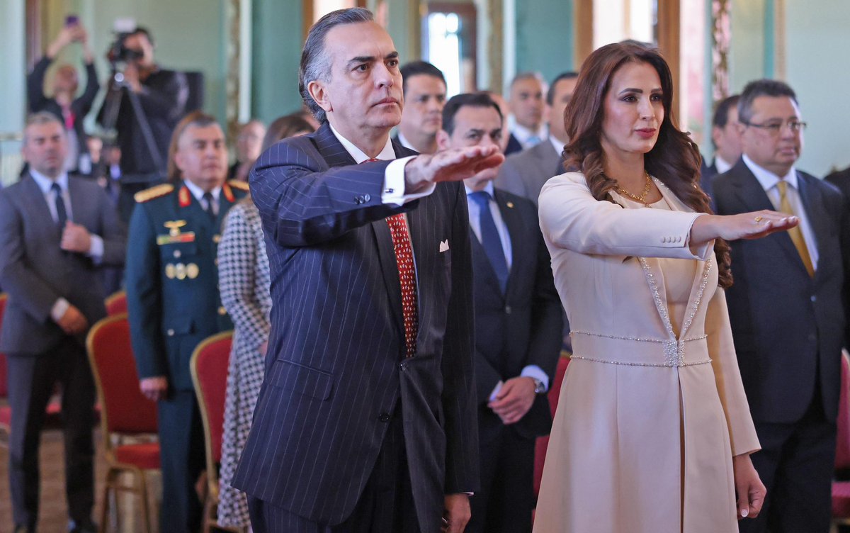PresidenciaPy's tweet photo. El presidente @SantiPenap tomó juramento a Juan Ernesto Snead, nuevo embajador de Paraguay ante Reino Unido y a Carolin Konther López, nueva embajadora ante los Emiratos Árabes Unidos a quienes encomendó trabajar en el fortalecimiento de nuestro eje de inserción de Paraguay en el mundo desde sus respectivas embajadas. #GobiernoDelParaguay