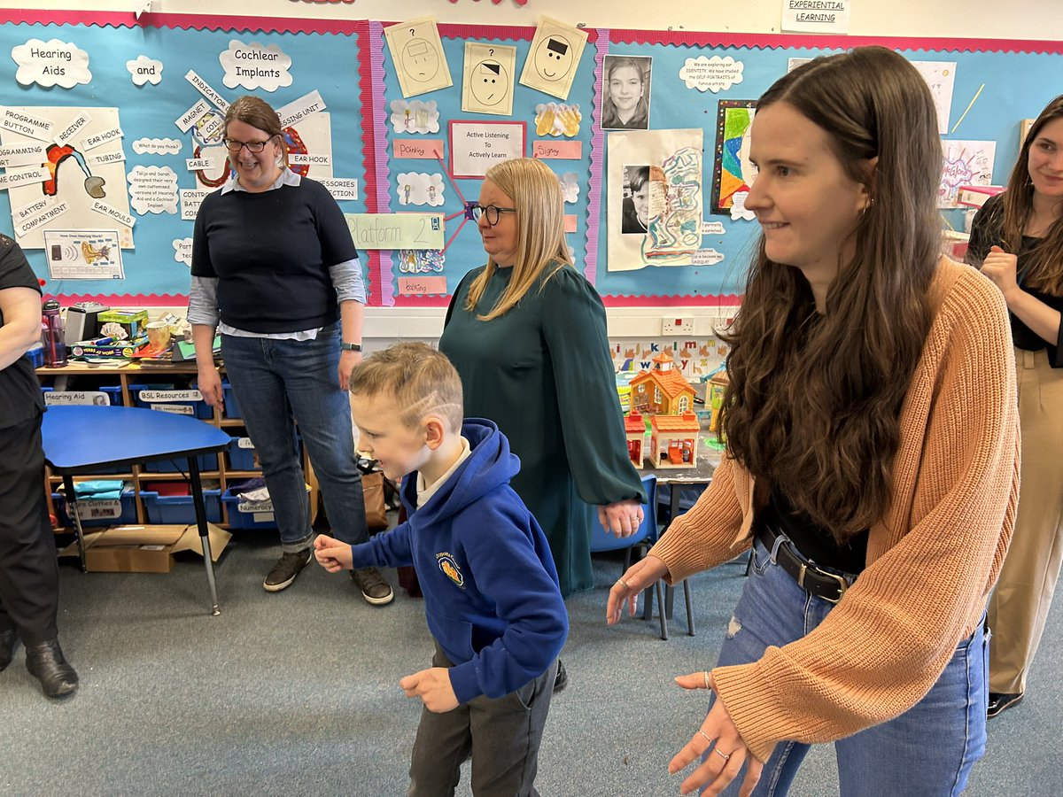 AISDundeeCity's tweet image. Deaf pupils at @ClaypottsPS and @Craigie_High welcomed Alice Muir from @TheSolarBear. Alice led pupils and staff in some games and activities. We hope Alice will come back soon and lead some drama workshops. #DundeeLearning