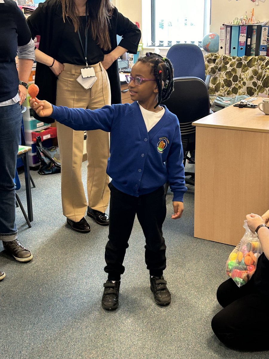 AISDundeeCity's tweet image. Deaf pupils at @ClaypottsPS and @Craigie_High welcomed Alice Muir from @TheSolarBear. Alice led pupils and staff in some games and activities. We hope Alice will come back soon and lead some drama workshops. #DundeeLearning