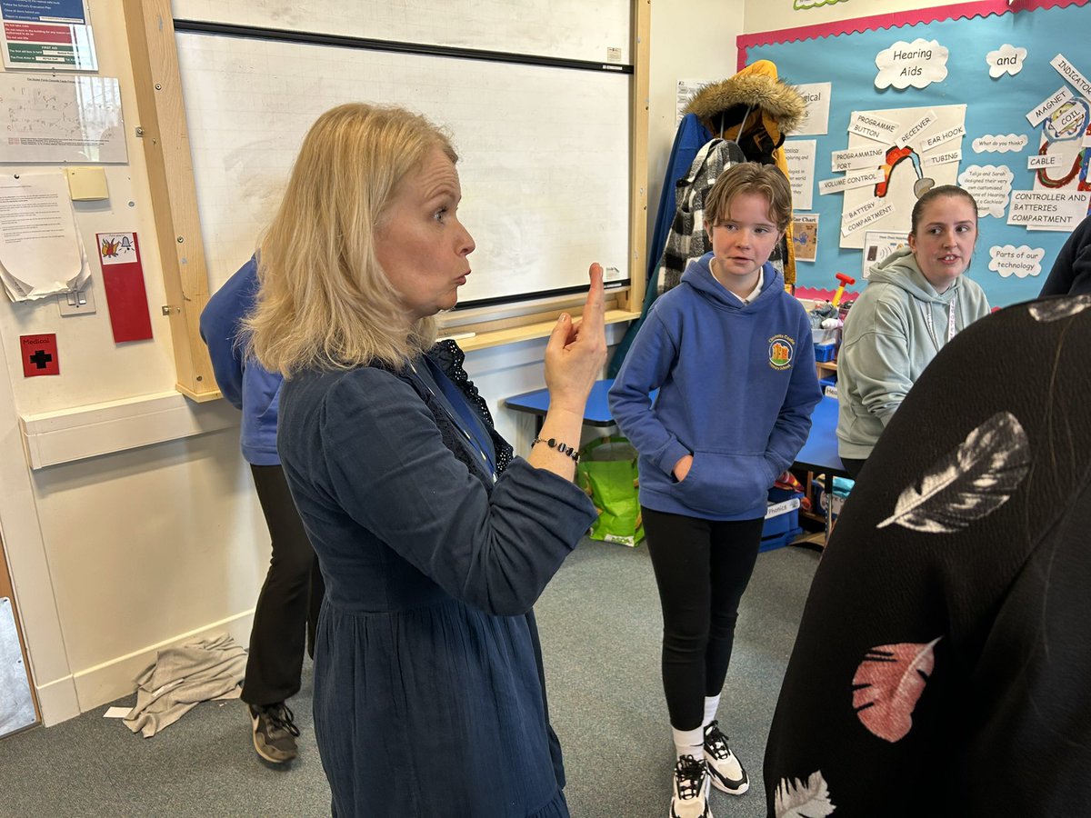 AISDundeeCity's tweet image. Deaf pupils at @ClaypottsPS and @Craigie_High welcomed Alice Muir from @TheSolarBear. Alice led pupils and staff in some games and activities. We hope Alice will come back soon and lead some drama workshops. #DundeeLearning