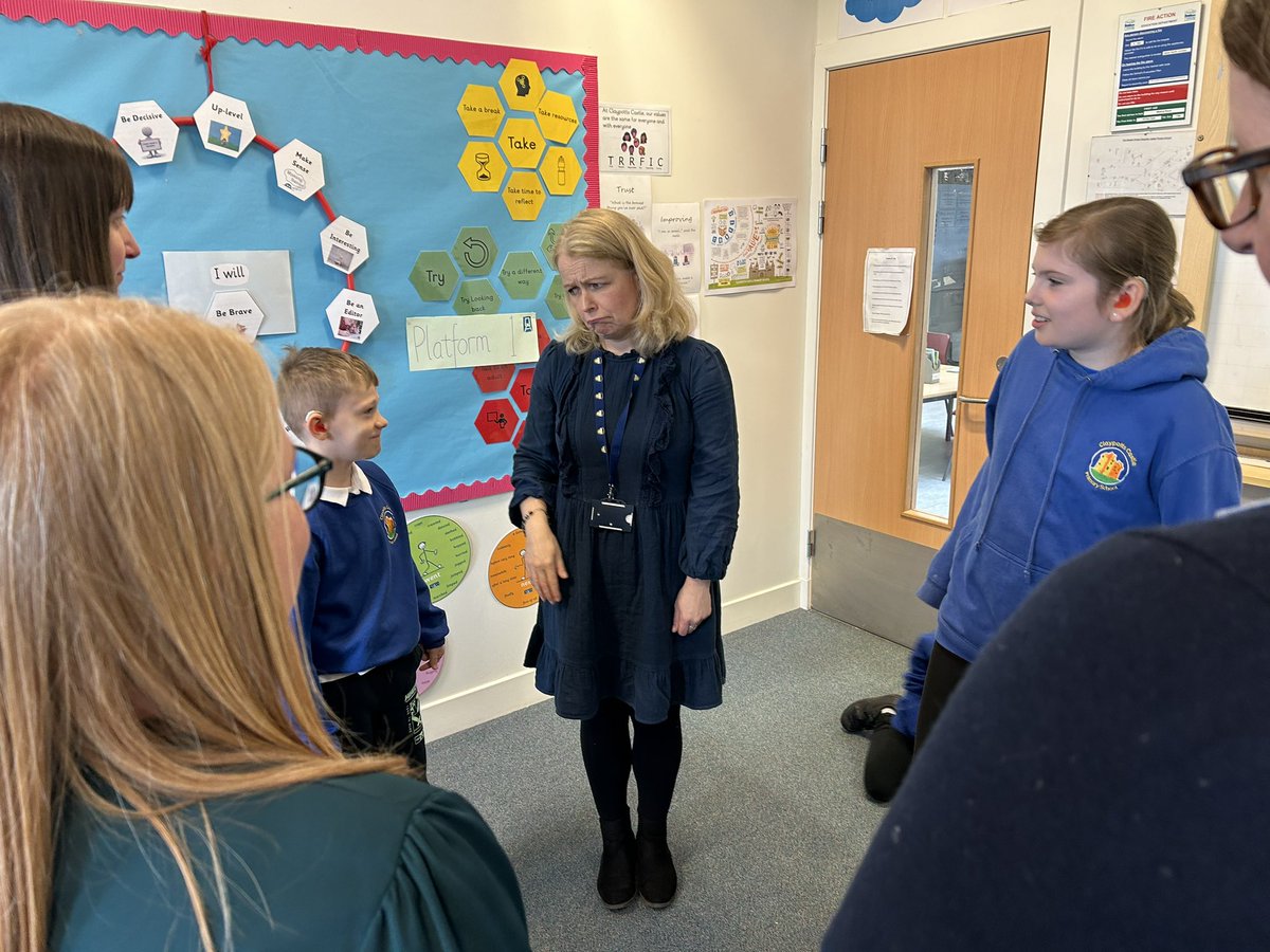 AISDundeeCity's tweet image. Deaf pupils at @ClaypottsPS and @Craigie_High welcomed Alice Muir from @TheSolarBear. Alice led pupils and staff in some games and activities. We hope Alice will come back soon and lead some drama workshops. #DundeeLearning