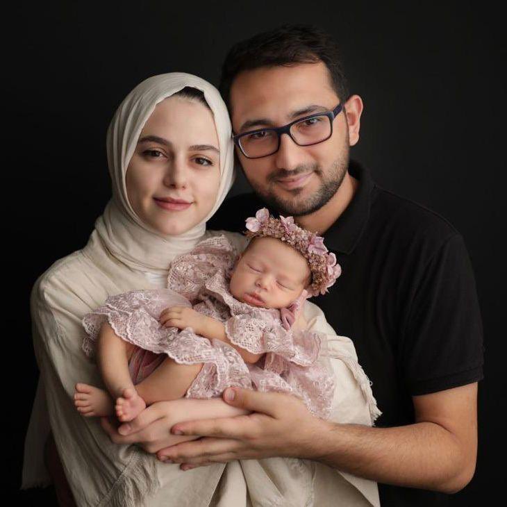 Kuzularım nasıl güzeller;5 Şubat Pazar günü;güzel bir kahvaltı yaptılar,akşamına bebek görmeye misafirleri vardı,misafir gidince uyumak için yataklarına geçtiler.Deprem oldu,Ezgi Apartmanı yıkıldı.depremin 8.günü akşam onları bulduğumuzda;Asude annesinin kollarında,üçü de